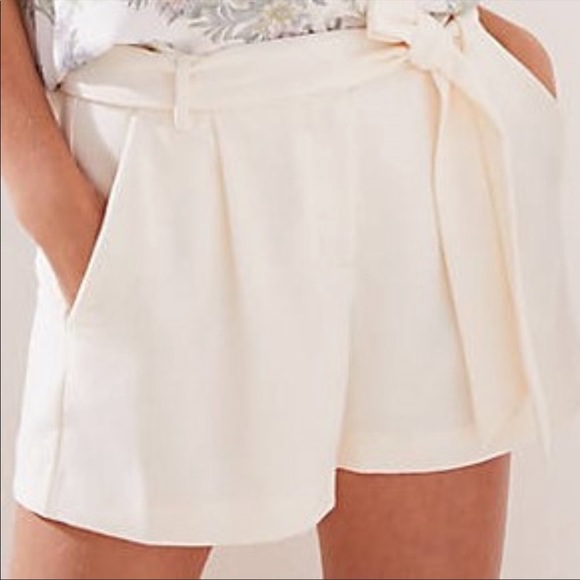 LOFT Pants - LOFT cream color crepe tie waist shorts size 10